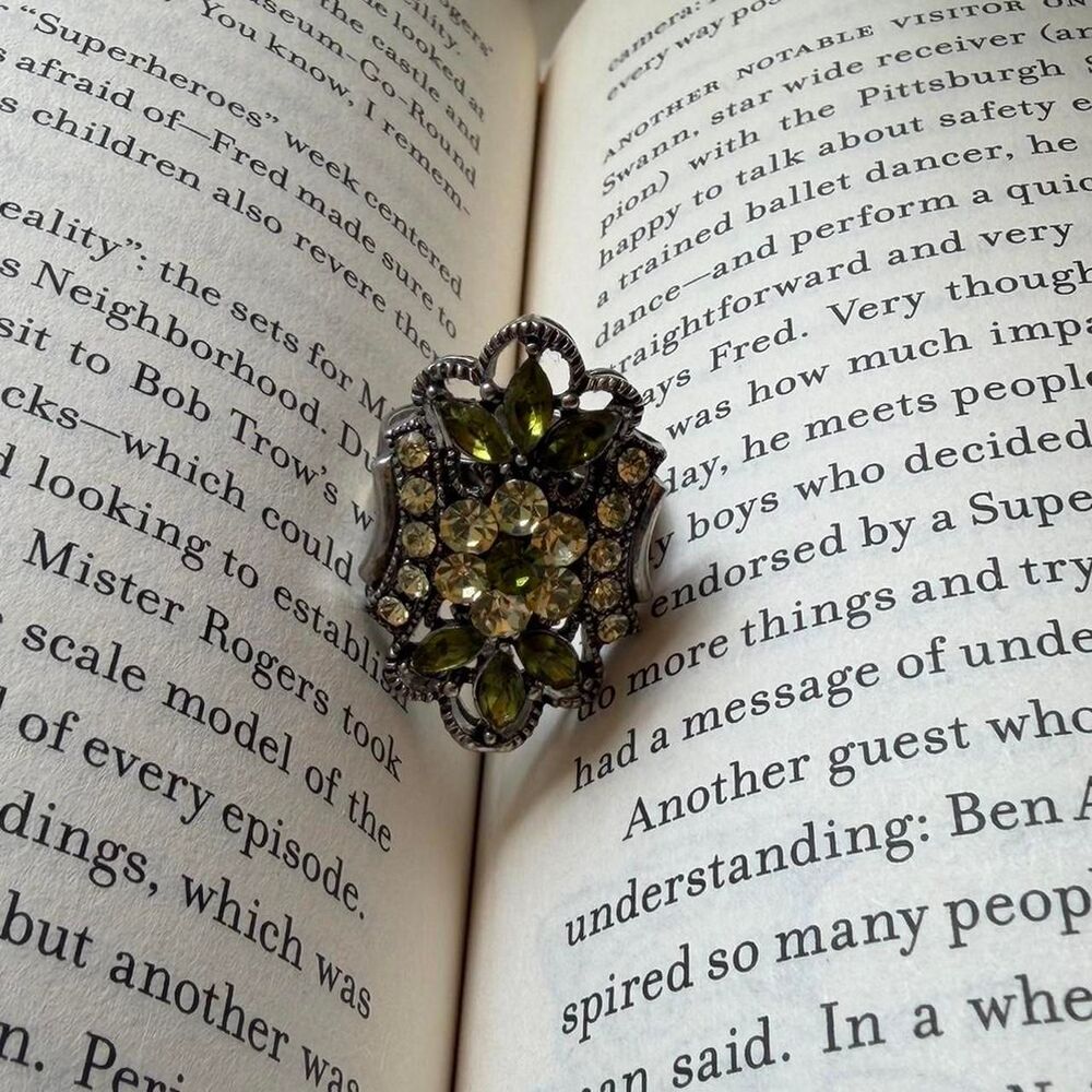 Statement silver ring with green and yellow rhinestones - Picture 2 of 4